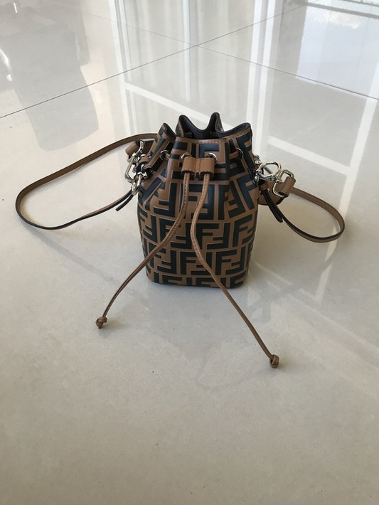 Bolsa Fendi Saco Mini Mon Tresor Caramelo