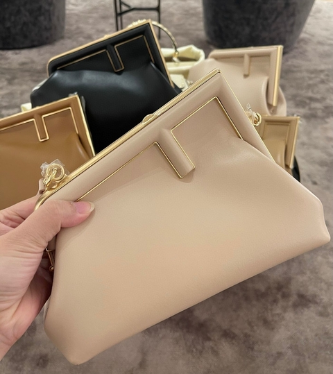 Bolsa Fendi First Pequena Bege Italiana