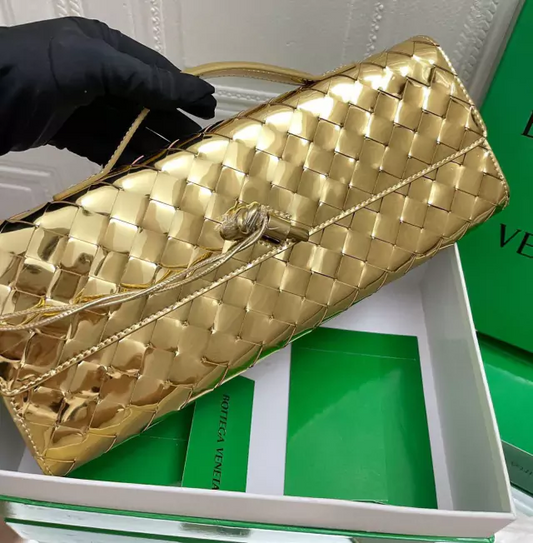 Bolsa Bottega Veneta Andiamo Clutch Dourada
