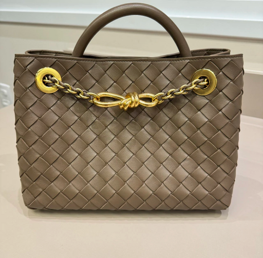 Bolsa Bottega Veneta Andiamo Pequena Alça em Corrente Marrom