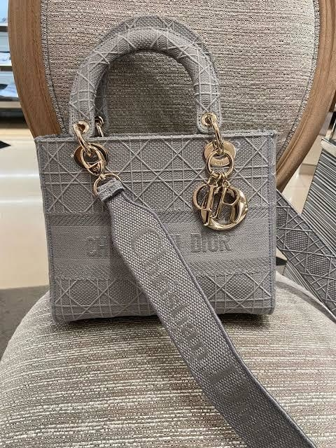 Bolsa Lady Dior D-Lite Média Bordada Cinza