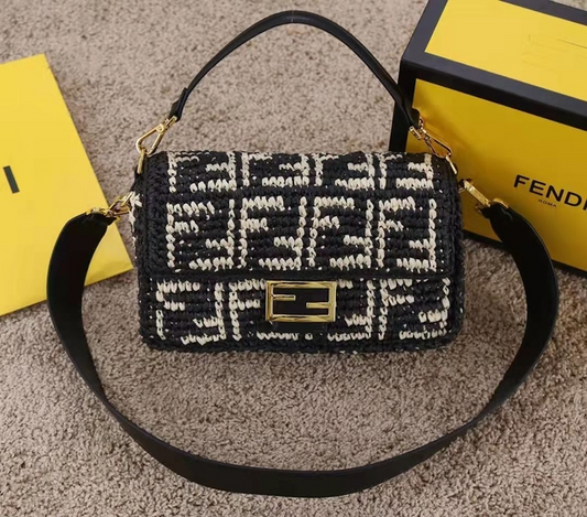 Bolsa Fendi Baguette Crochê Preta