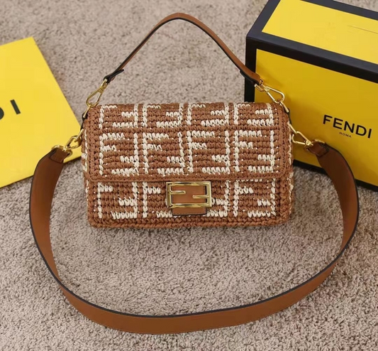 Bolsa Fendi Baguette Crochê Caramelo
